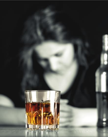 Пьяная девушка со стаканом