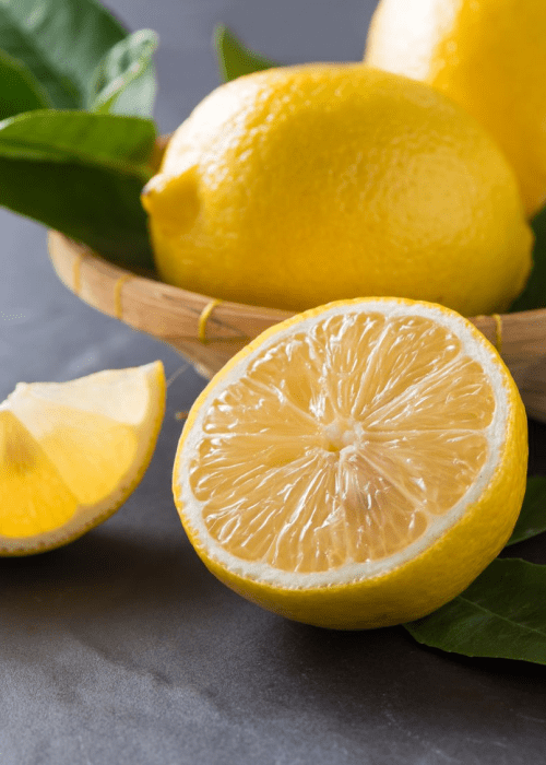 Нарезанные лимоны на столе