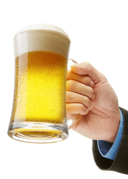 Человек держит бокал пива в руке